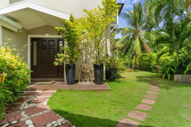 Norbury Villa front entrance with lawn leading to back | Credit: Valerie Levy and Associates Limited