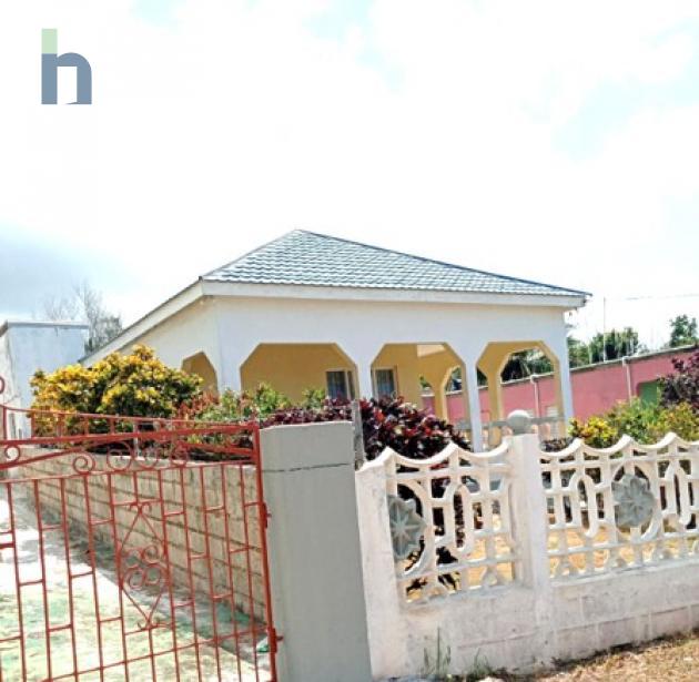 Photo #1 of 13 - Property For Sale at Tophill, Top Hill, St. Elizabeth, Jamaica. House with 3 bedrooms and 1 bathrooms at USD $140,000. #636.